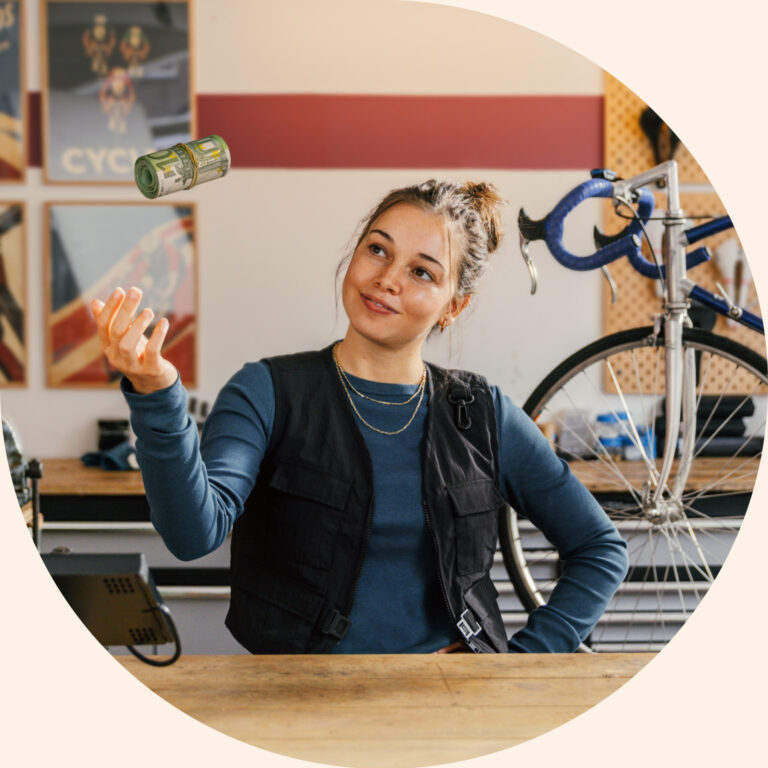 Lotte met geld in haar fietsenzaak