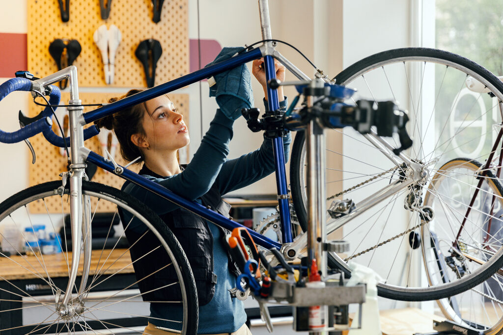 Lotte aan het werk in haar zaak
